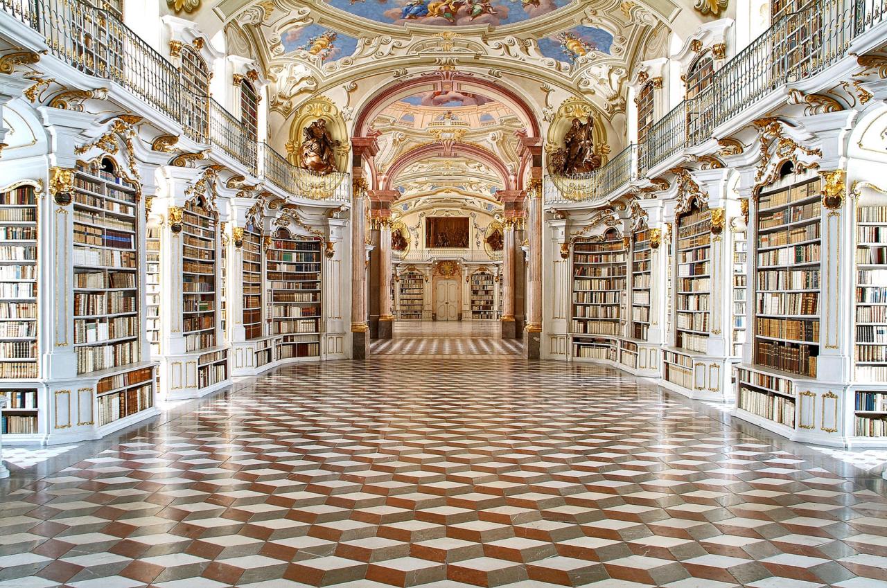 Библиотека Admont Abbey - крупнейшая в мире из монастырских библиотек.